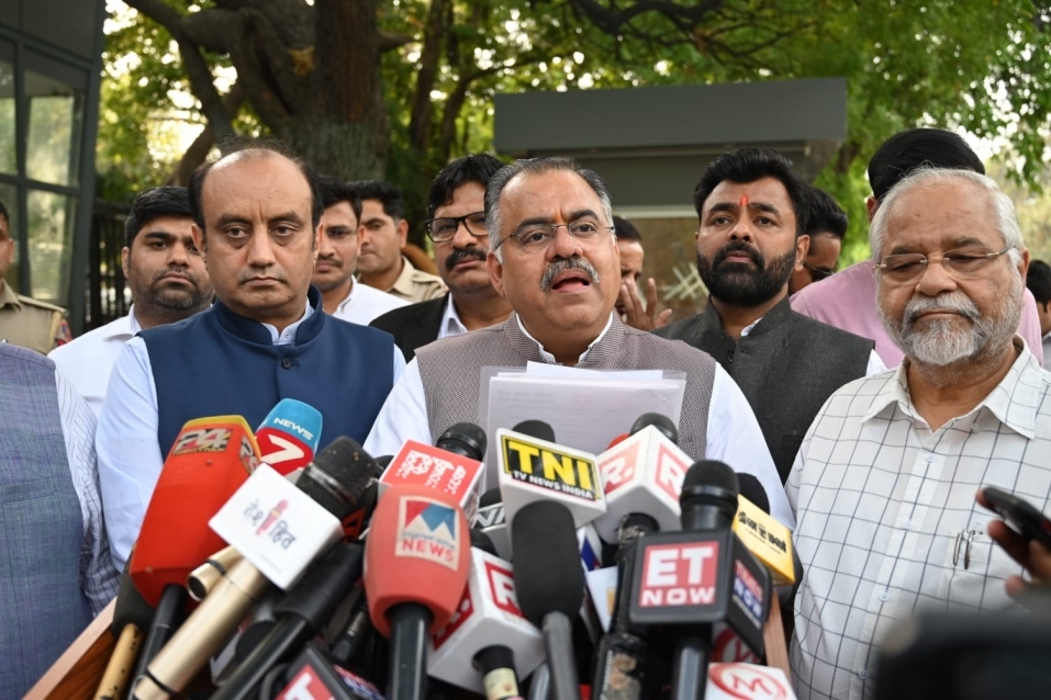 बंगाल में मतदाताओं की सुरक्षा को लेकर चुनाव आयोग से मिला  बीजेपी का प्रतिनिधिमंडल